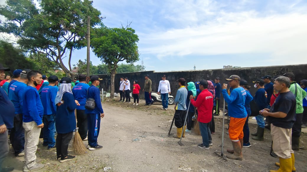  Gotong royong di lokasi Tempat Pembuangan Sementara (TPS) Jl. Murai & Jl. Cendrawasi Lk. III Kel. Sei Sikambing B (26/07).